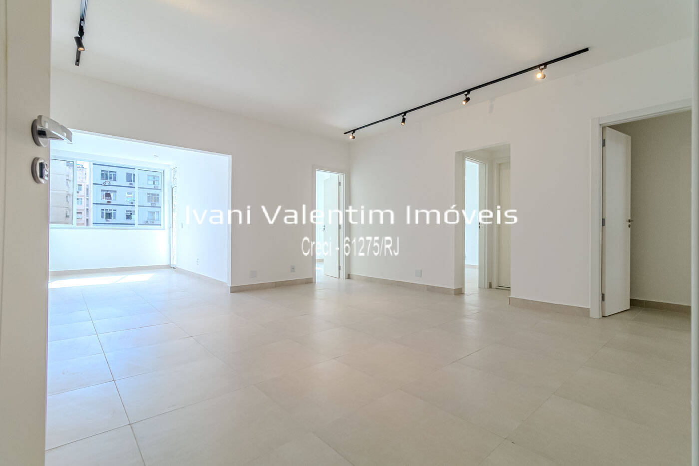 Apartamento à venda com 3 quartos, 135m² - Foto 2